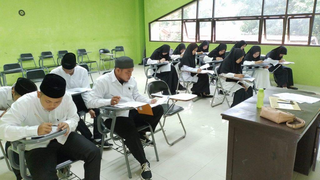 Pelaksanaan ujian Mid Test Bahasa UPT Bahas Tahun Ajaran 2023/2024