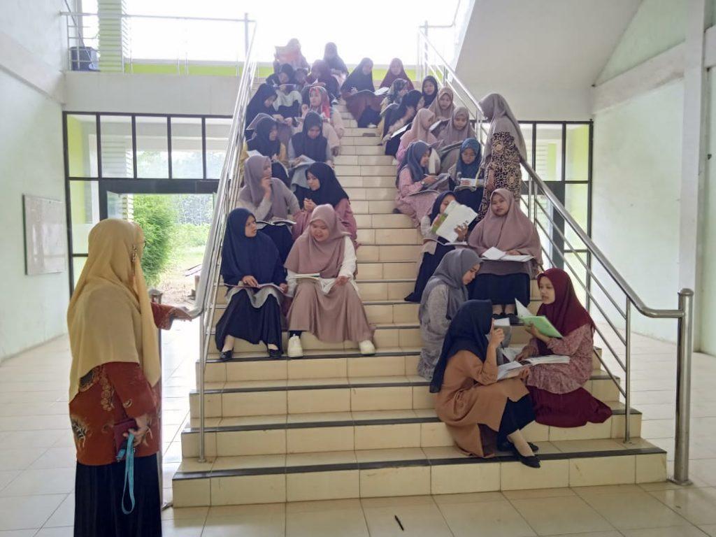 Pelaksanaan kelas Hybrid/Outdoor di Kelas Intensif Bahasa