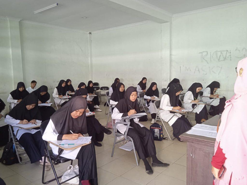 Pelaksanaan Ujian Semester Bahasa Tahun Ajaran 2023/2024 di UPT. Bahasa