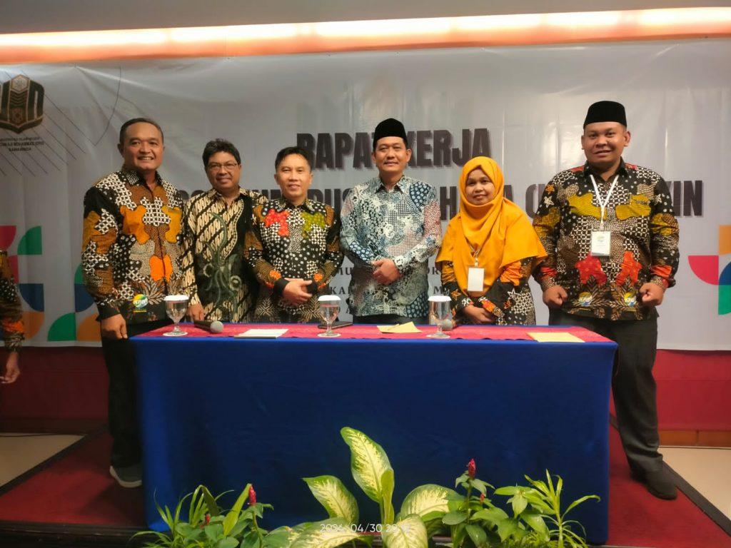 Rapat Kerja: Ajang Silaturahim, Pertukaran Informasi dan Program seputar UPT Bahasa dalam rangka internasionalisasi kampus.